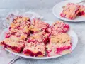 Pyszne ciasto z porzeczkami, pokrojone na kwadraty, z kruszonką na wierzchu. Idealne na deser.