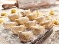 Gotowe do lepienia pierogi, posypane mąką. Zastanawiasz się, jaka mąka na pierogi będzie najlepsza? Ta wygląda idealnie!