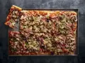 Pyszna pizza domowa przepis na blachę z szynką, pieczarkami i oliwkami. Idealna na rodzinne spotkanie.