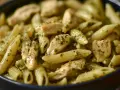 Penne z kurczakiem w sosie pesto. Aromatyczne danie, które zachwyci każdego miłośnika włoskich smaków.