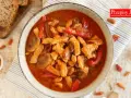 Mięciutki schab a'la strogonow z pieczarkami i papryką w aromatycznym sosie. Idealny na obiad z chlebem.
