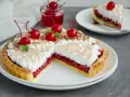 Pyszna tarta z czereśniami, udekorowana pianką i świeżymi wiśniami. Idealna na deser.