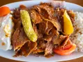Pyszny kebab z mięsa mielonego z ryżem, jogurtem, pomidorem i pikantną papryczką.