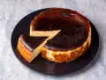 Pyszny sernik z przypaloną skórką, idealny do pieczenia w wysokiej temperaturze.