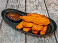 Chrupiące kotlety z kurczaka podane z sosem barbecue. Idealne na przekąskę lub danie główne.