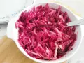 Pyszna, domowa sałatka z burakiem i jabłkiem, doprawiona ziołami. Idealna na lekki posiłek.