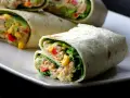 Pyszna tortilla z tuńczykiem, chrupiącą sałatą, kukurydzą i papryką. Idealna na szybki lunch.