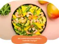Kolorowa sałatka z awokado, krewetkami i mango. Idealna na letni obiad.