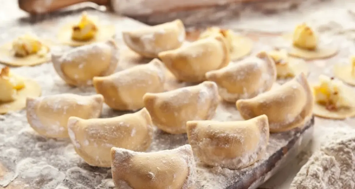 Gotowe do lepienia pierogi, posypane mąką. Zastanawiasz się, jaka mąka na pierogi będzie najlepsza? Ta wygląda idealnie!