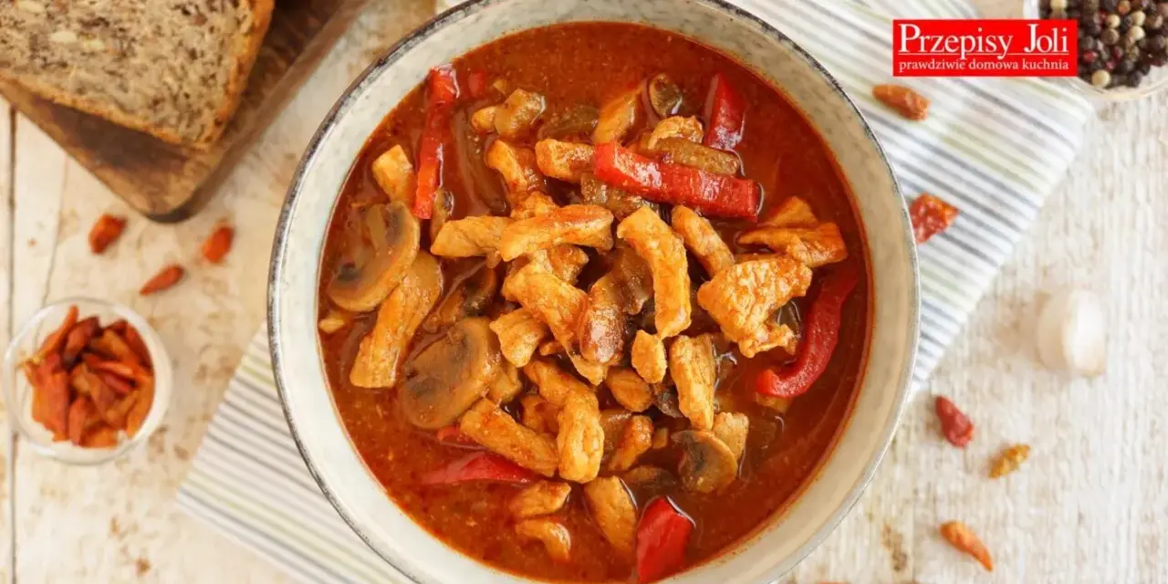Mięciutki schab a'la strogonow z pieczarkami i papryką w aromatycznym sosie. Idealny na obiad z chlebem.