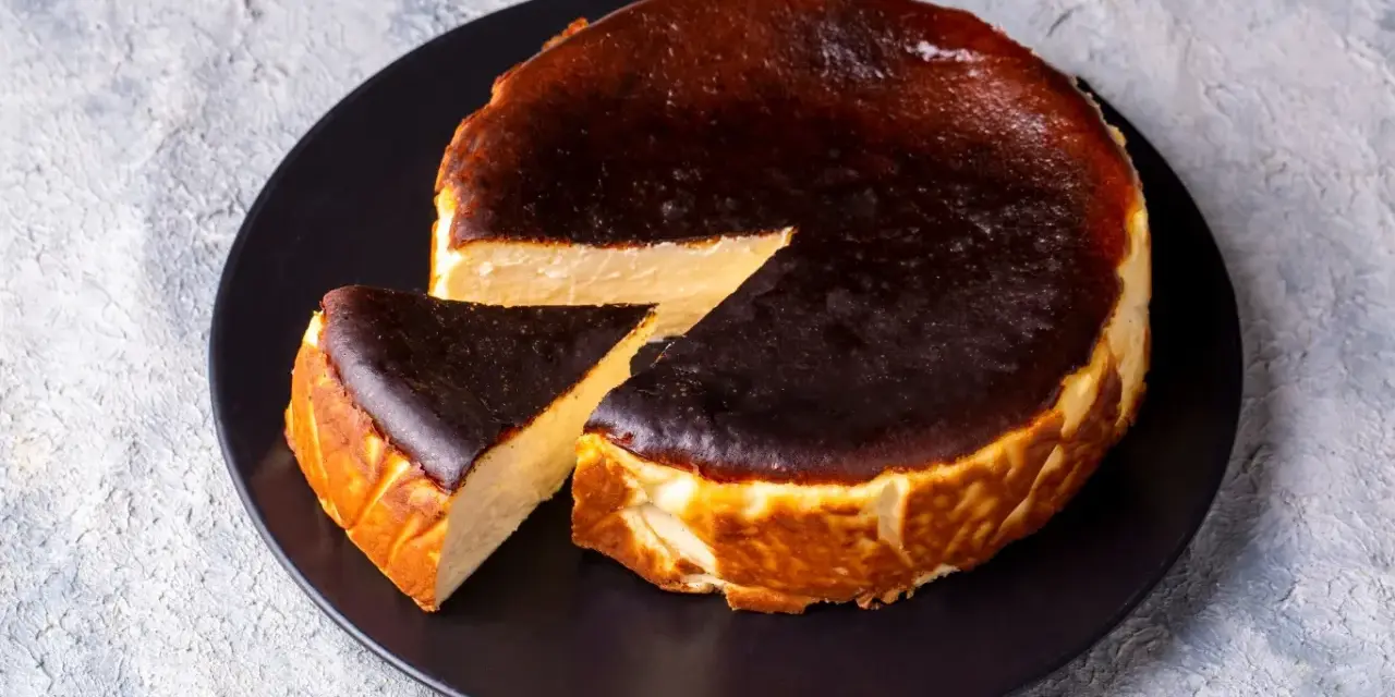 Pyszny sernik z przypaloną skórką, idealny do pieczenia w wysokiej temperaturze.