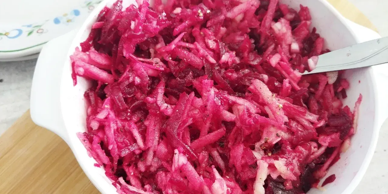 Pyszna, domowa sałatka z burakiem i jabłkiem, doprawiona ziołami. Idealna na lekki posiłek.