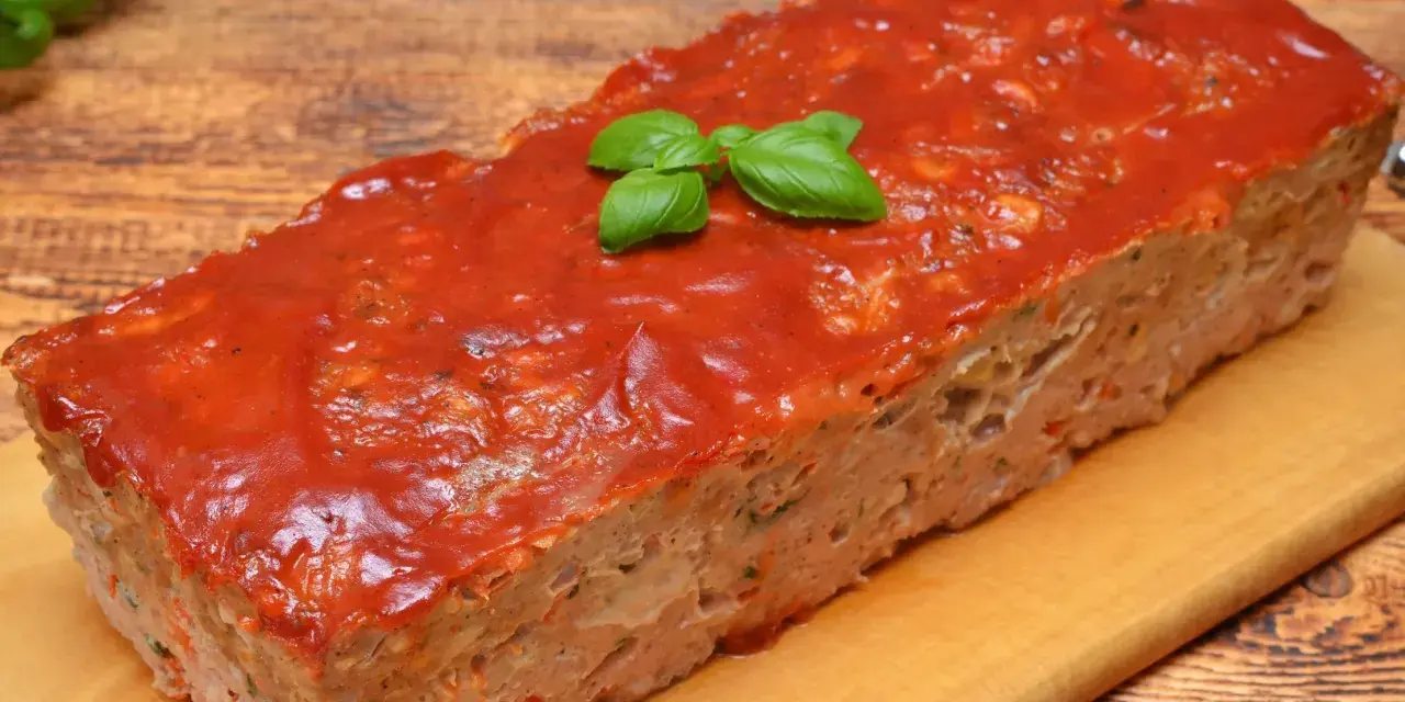 Pyszna pieczeń rzymska z sosem pomidorowym i bazylią. Idealna na obiad, wypróbuj ten przepis!
