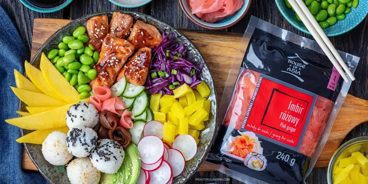 Kolorowy bowl z lososiem, ryżem, mango, edamame, awokado i marynowanym imbirem różowym.