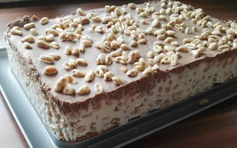 Pyszne ciasto Kinder Country z chrupiącymi płatkami na wierzchu i kremowym środkiem.
