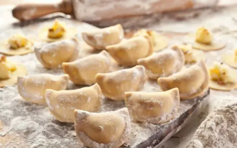 Gotowe do lepienia pierogi, posypane mąką. Zastanawiasz się, jaka mąka na pierogi będzie najlepsza? Ta wygląda idealnie!