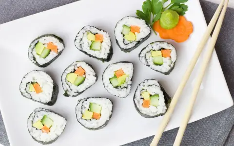 Pyszne rolki sushi z awokado, ogórkiem i marchewką. Idealne, gdy masz ochotę na coś do sushi.
