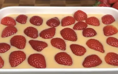 Oszałamiające ciasto z truskawkami w kremowym sosie, gotowe do podania.