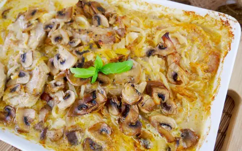 Pyszny schab z pieczarkami w kremowym sosie, zapieczony w naczyniu. Aromatyczne danie, które zachwyci każdego smakosza.