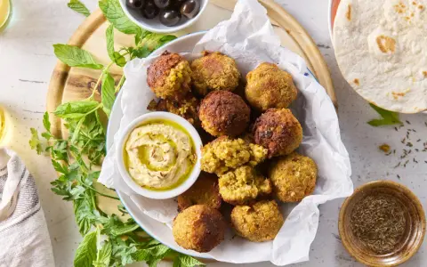 Falafel, czyli pyszne kulki z ciecierzycy, podane z hummusem i pitą. Idealna przekąska, która pokazuje, co można zrobić z ciecierzycy.