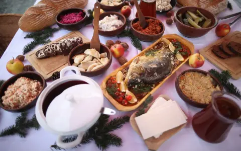 Wigilijny stół ugina się pod ciężarem potraw: karp, pierogi, kapusta, barszcz i inne smakołyki. To lista 12 potraw wigilijnych.