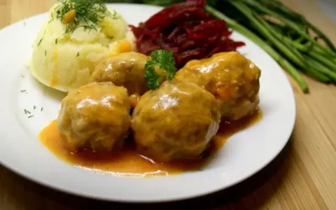 Pyszne pulpety w sosie pomidorowym, podane z puree ziemniaczanym i buraczkami.