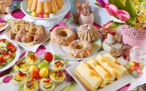 Wielkanocne potrawy: babka, kiełbaski, jajka faszerowane, sernik i słodkości. Lista przysmaków na świątecznym stole.