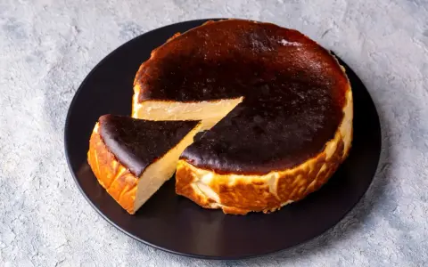 Pyszny sernik z przypaloną skórką, idealny do pieczenia w wysokiej temperaturze.