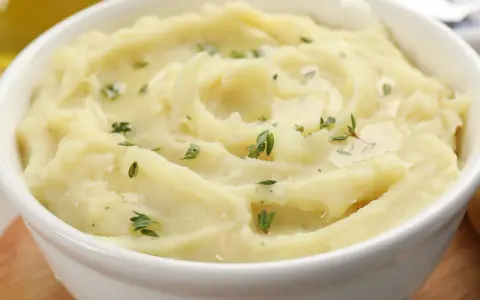 Puszyste puree ziemniaczane, idealne do podania. Dowiedz się, jak zrobić puree, które zachwyci smakiem.