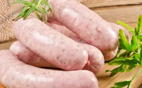Świeża biała kiełbasa, idealna do parzenia, nawet gdy jest zamrożona. Zioła dodają aromatu.