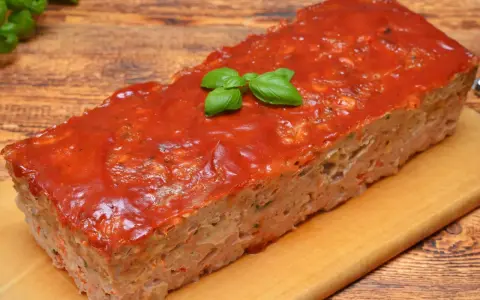 Pyszna pieczeń rzymska z sosem pomidorowym i bazylią. Idealna na obiad, wypróbuj ten przepis!