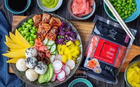 Kolorowy bowl z lososiem, ryżem, mango, edamame, awokado i marynowanym imbirem różowym.
