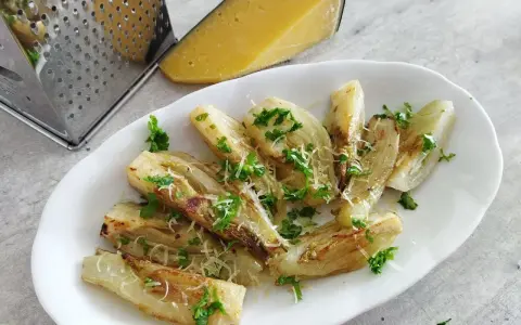 Pieczony koper włoski jak jeść? Podany z parmezanem i natką pietruszki, idealny jako dodatek.