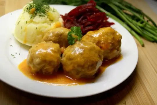 Pyszne pulpety w sosie pomidorowym, podane z puree ziemniaczanym i buraczkami.