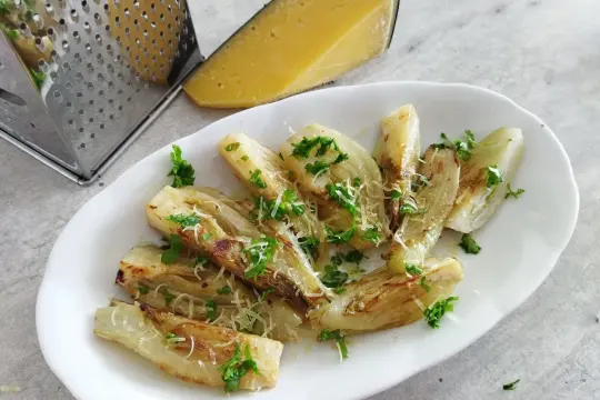 Pieczony koper włoski jak jeść? Podany z parmezanem i natką pietruszki, idealny jako dodatek.