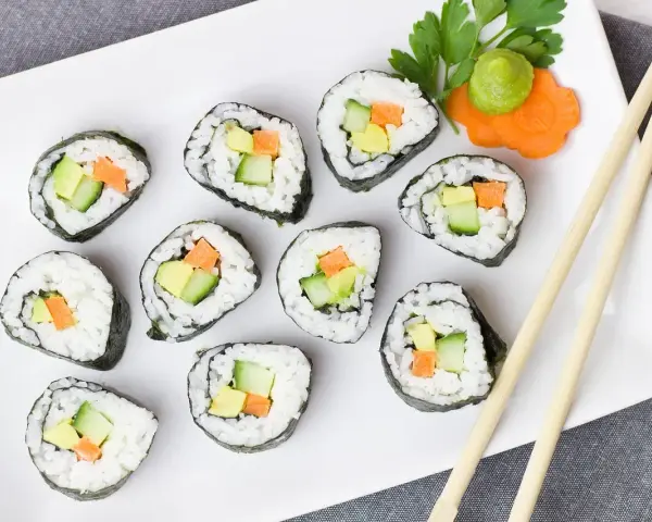 Pyszne rolki sushi z awokado, ogórkiem i marchewką. Idealne, gdy masz ochotę na coś do sushi.