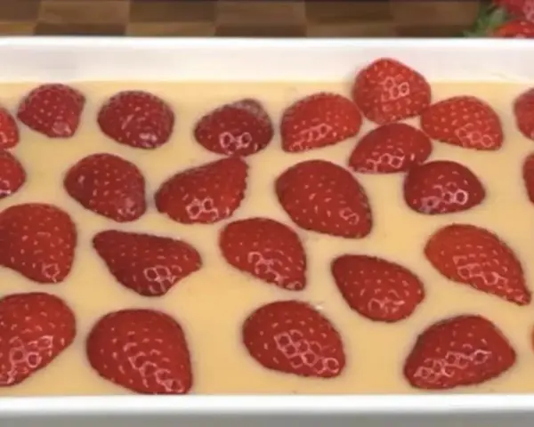 Oszałamiające ciasto z truskawkami w kremowym sosie, gotowe do podania.