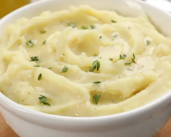 Puszyste puree ziemniaczane, idealne do podania. Dowiedz się, jak zrobić puree, które zachwyci smakiem.