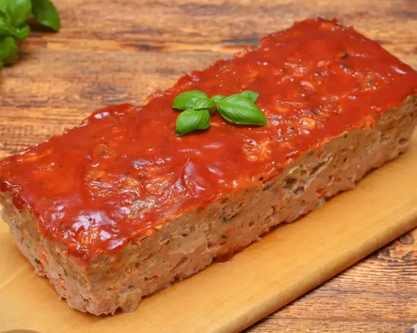Pyszna pieczeń rzymska z sosem pomidorowym i bazylią. Idealna na obiad, wypróbuj ten przepis!