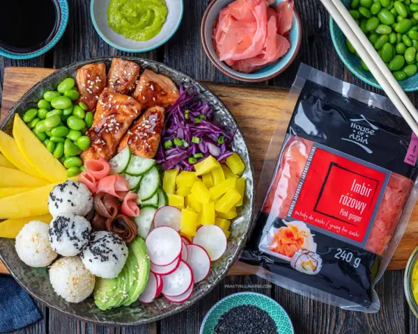 Kolorowy bowl z lososiem, ryżem, mango, edamame, awokado i marynowanym imbirem różowym.