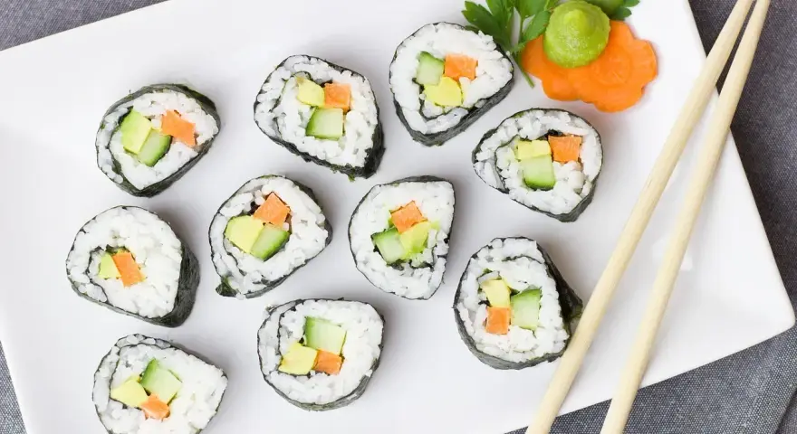 Pyszne rolki sushi z awokado, ogórkiem i marchewką. Idealne, gdy masz ochotę na coś do sushi.