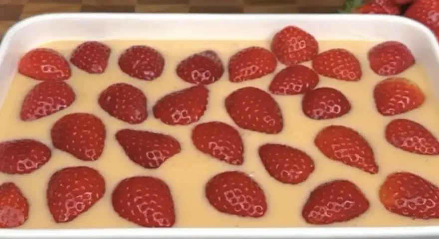 Oszałamiające ciasto z truskawkami w kremowym sosie, gotowe do podania.