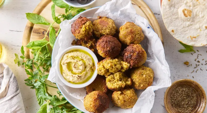 Falafel, czyli pyszne kulki z ciecierzycy, podane z hummusem i pitą. Idealna przekąska, która pokazuje, co można zrobić z ciecierzycy.