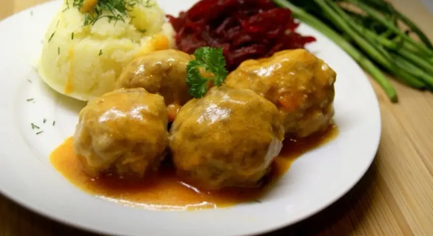 Pyszne pulpety w sosie pomidorowym, podane z puree ziemniaczanym i buraczkami.