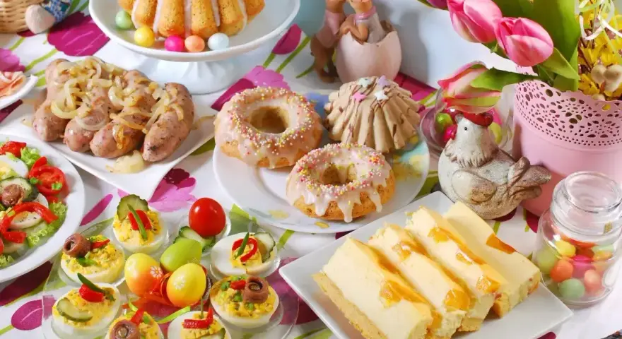 Wielkanocne potrawy: babka, kiełbaski, jajka faszerowane, sernik i słodkości. Lista przysmaków na świątecznym stole.