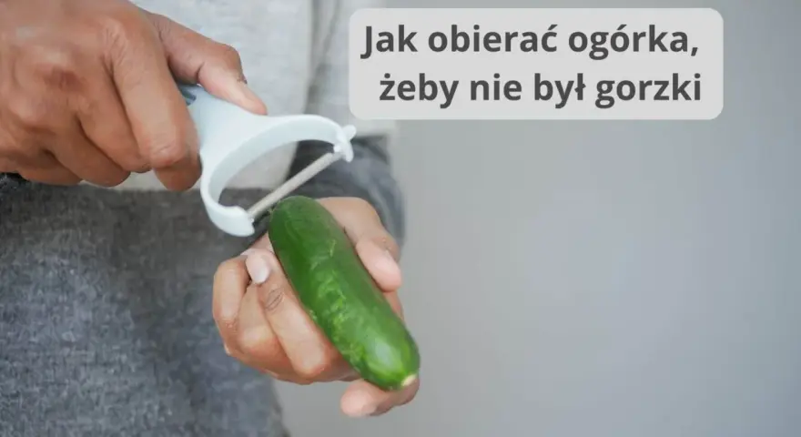 Dłonie obierają ogórka obieraczką. Dowiedz się, od której strony obierać ogórka, by nie był gorzki.