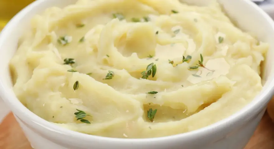 Puszyste puree ziemniaczane, idealne do podania. Dowiedz się, jak zrobić puree, które zachwyci smakiem.