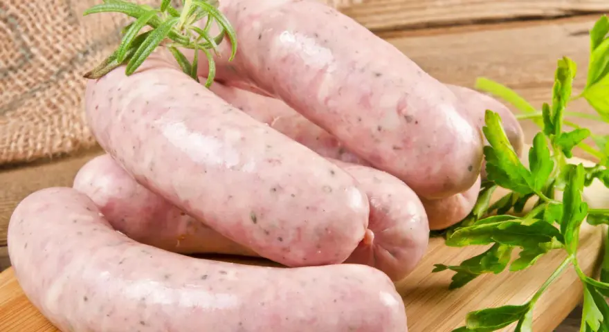 Świeża biała kiełbasa, idealna do parzenia, nawet gdy jest zamrożona. Zioła dodają aromatu.