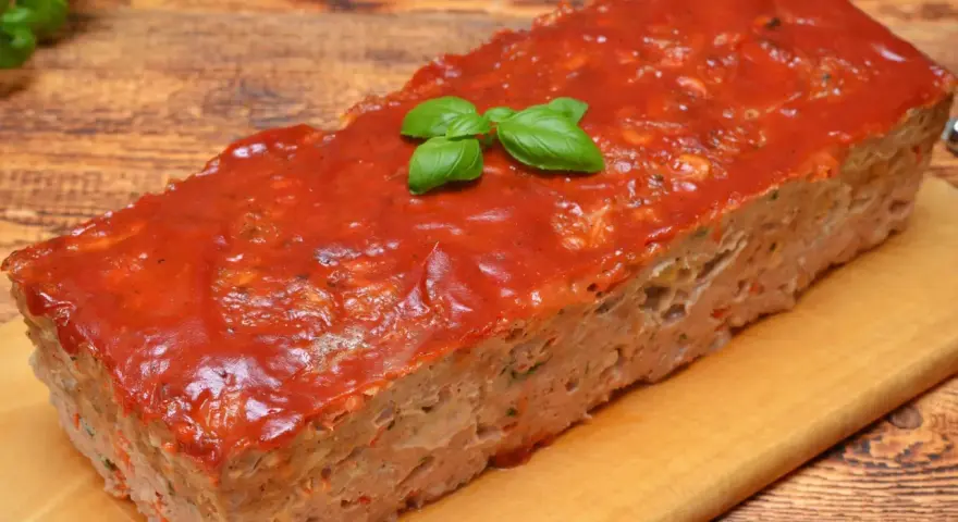 Pyszna pieczeń rzymska z sosem pomidorowym i bazylią. Idealna na obiad, wypróbuj ten przepis!