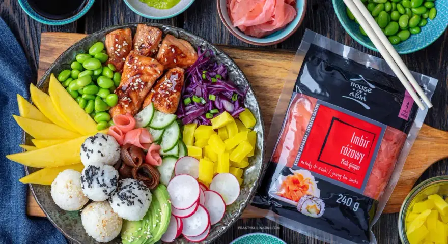 Kolorowy bowl z lososiem, ryżem, mango, edamame, awokado i marynowanym imbirem różowym.
